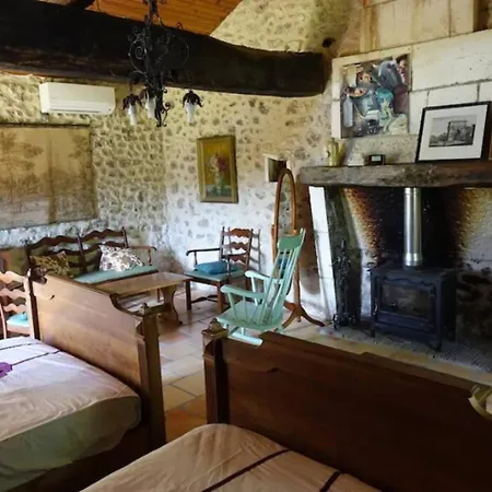 Maison Ancienne En Pierres, Beaucoup De Cachet * Celles (Dordogne)